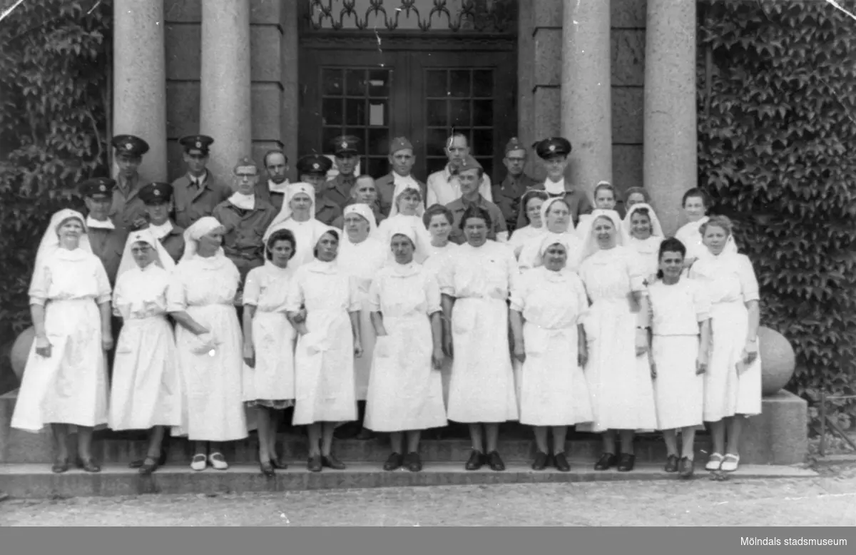 "Karantänsförläggning" på Kvarnbyskolan för överlevande från koncentrationsläger i Tyskland och Polen 1945.  
Skolan fungerade under denna sommar som beredsskapssjukhus.

Röda korsets personal och sjukpersonal är fotograferad framför Kvarnbyskolans stora portal mot Allén, 1945.