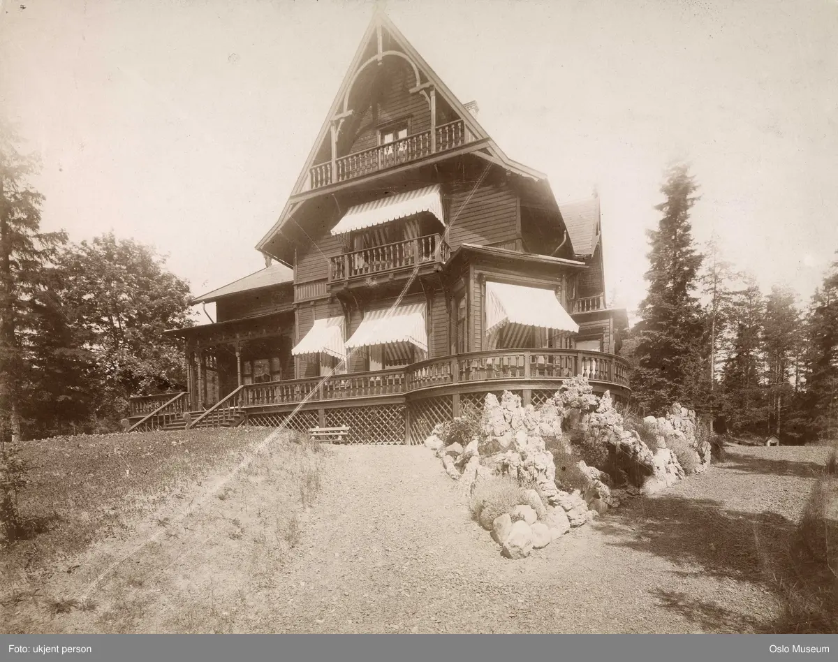 sveitservilla "Høva", veranda, verandatrapp, markiser, hage, grusgang, skog