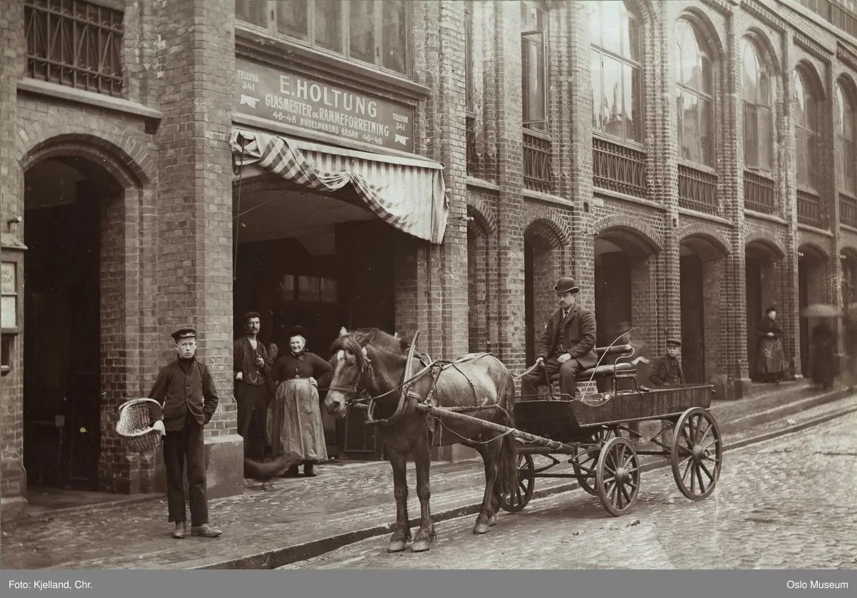 Ruseløkkbasarene 46-48, hest, vogn, menn, kvinner, gutter, E, Holtung glassmester og rammeforretning