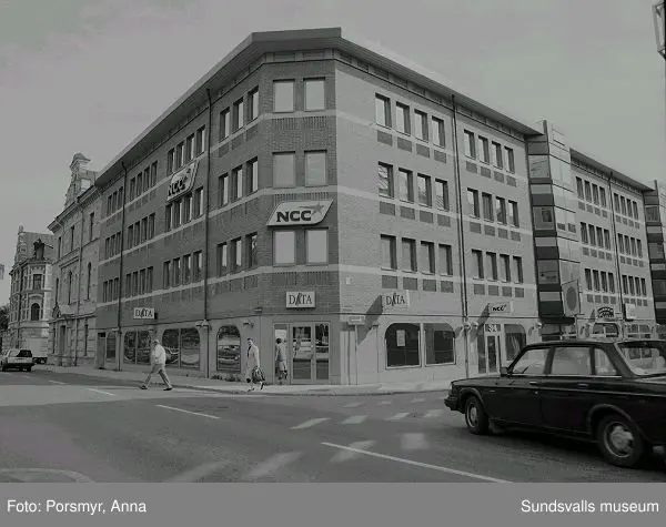 NCC:s kontorsbyggnad, kv Nöjet 8, Rådhusgatan 34. Byggnaden uppfördes 1986, ritad av Thurfjellgruppen för NCC Fastigheter AB.