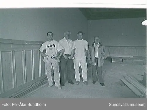 Hantverksföreningens festsal. Restaurering avväggarna samt fönster och dörrar.Bild 02 Gruppbild: Stående fr v . MålarmästareArne Öhman, Rune Nordin, Njurunda snickeri-fabrik. Sittande fr v Marcus Hagman, LarsOlsson målare.