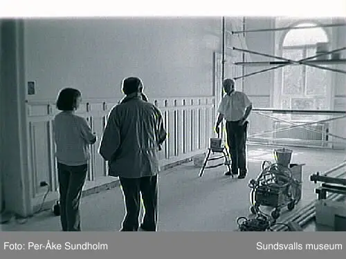Hantverksföreningens festsal. Restaurering avväggarna samt fönster och dörrar.Bild 02 Gruppbild: Stående fr v . MålarmästareArne Öhman, Rune Nordin, Njurunda snickeri-fabrik. Sittande fr v Marcus Hagman, LarsOlsson målare.