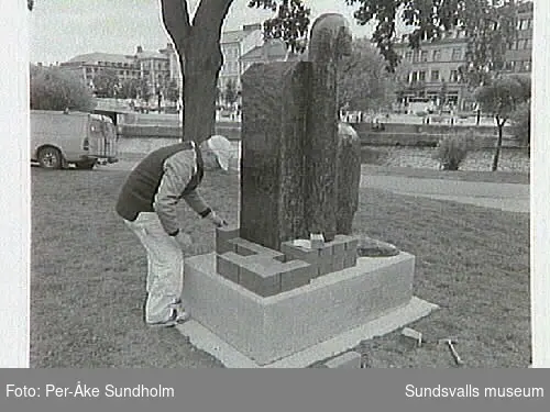 Dokumentation:Placering av Sigurdur Gudmundssons skulptur Atthagarót. Fastsättning och murning utförs av Lennart Nyberg, Ivar Vesterlund.