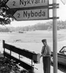 Brevlådesamling vid Gallboda, Nykvarn. Bilåkande lantbrevbäraren Erik Johansson på linjen Åkersberga-Singö-Björnhuvud-Åkersberga.

Foto augusti 1961.