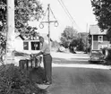 Brevlådesamling vid Bammarboda gård.
Den bilåkande lantbrevbäraren Erik Johansson arbetade på linjen Åkersberga-Singö-Björnhuvud-Åkersberga.

Foto augusti 1961.