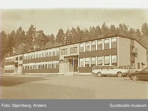 Lidens skola. Bild 1 Entre. Bild 2 Högstadiebyggnaden. Bild 3 Baksidan av gamla skolhuset. Lågstadiet. Bild 6 Framsidan av gamla skolhuset.
