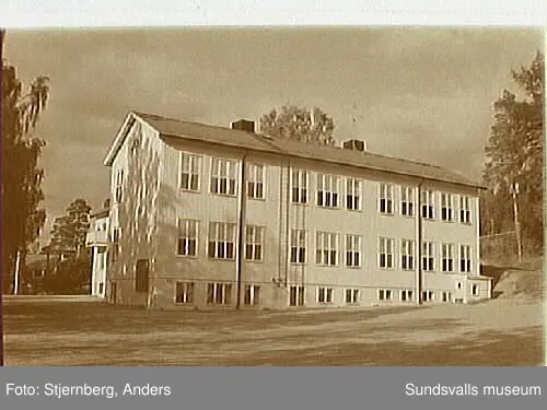 Lidens skola. Bild 1 Entre. Bild 2 Högstadiebyggnaden. Bild 3 Baksidan av gamla skolhuset. Lågstadiet. Bild 6 Framsidan av gamla skolhuset.