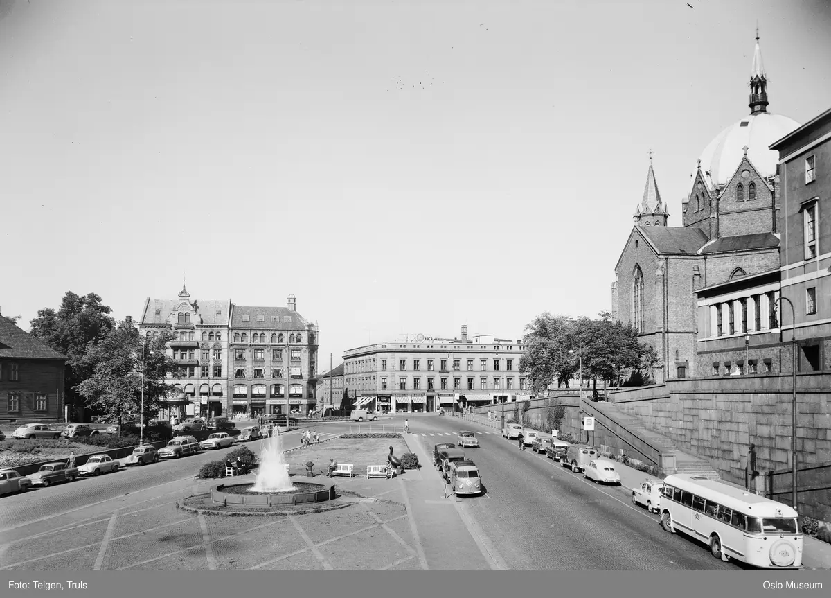 gateløp, plass, fontene, biler, forretningsgårder, Trefoldighetskirken, Deichmanske bibliotek