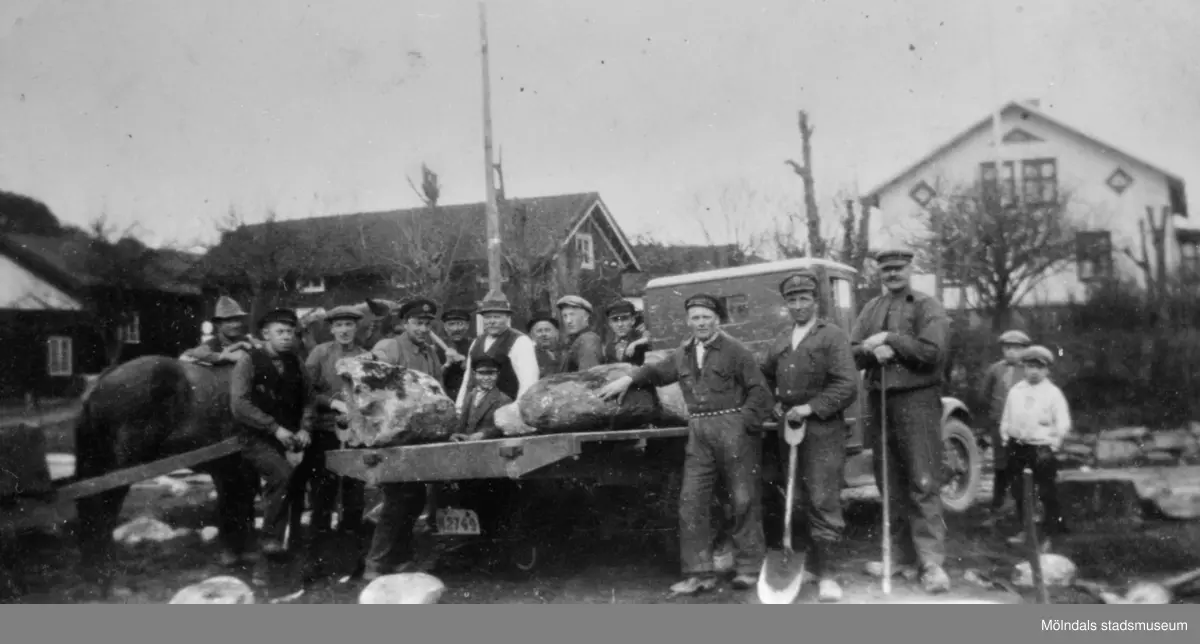 AK-arbete eller beredskapsarbete vid  ett vägarbete i Hällesåkers by, 1930-talet. 
Arvid Svensson står och håller en sten på flaket. Resten av arbetarna är okända för givaren.