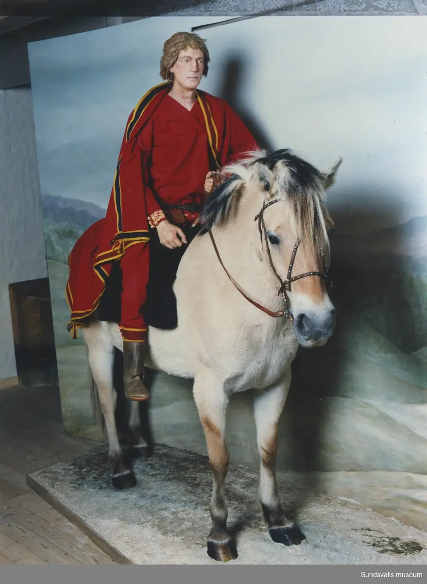 Från basutställningen på Sundsvalls museum "Hövdingen i Högom", rekonstruktion av stormannen till häst.