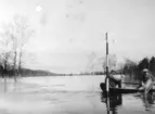 Landsvägen vid järnvägsövergången vid Edebäck står i vatten efter översvämningarna i Klarälvsdalen 1931.