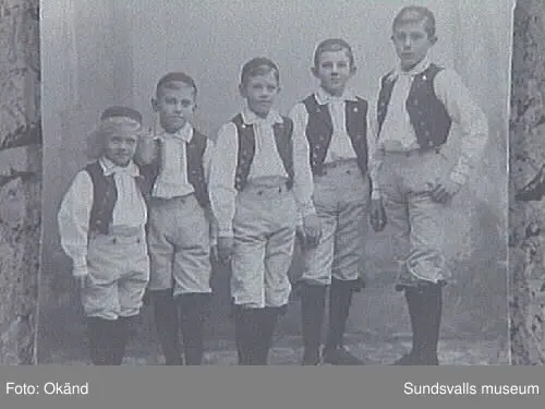 Syskonskara, klädd i folkdräkt. Längst till höger Gunnar Johansson, f 1892 som senare gifte sig med konstnärinnan Maja Braathen. Föräldrarna heter Gustaf och Lydia Johansson. Gustaf Johansson var direktör för Johannedals Trävaruaktiebolag.