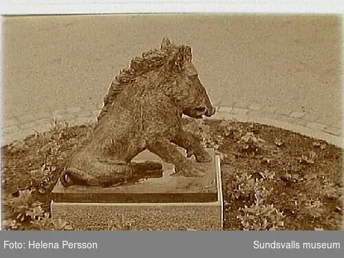 Skulptur "Sittande vildsvin" vid Bolagsbyrån.