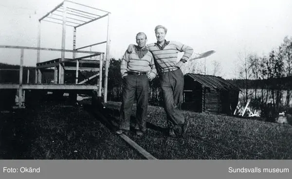 Sverre Sivertsen, Narvik och Finn Kristiansen, Oslo vid dansbanan i baggbölelägret.