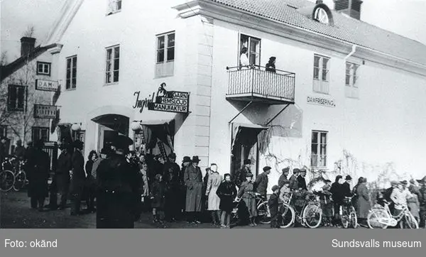 "Järvsö i Hälsingland. Befolkningen ser på avsluttningen av den stora övingsmanöveren vi hadde i traktene der i april 1945. Ca 10 000 mann deltok med fult feltutstyr. En stostilt parade avsluttet det hele, med prins Bertil, tror jeg i spissen for mange prominente befal." (Einar Lian, Trondheim, februari 1989)