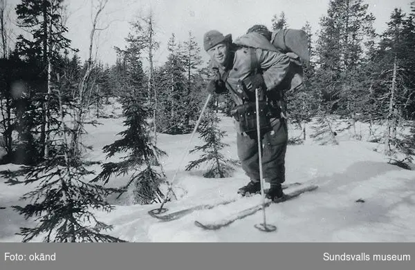 "Baggböle skyttefelt om vinteren 1945.Pakningen er ofte större enn karene." (Bildtext i fotoalbum. Ägare Emil Tessem, Steinkjer.)