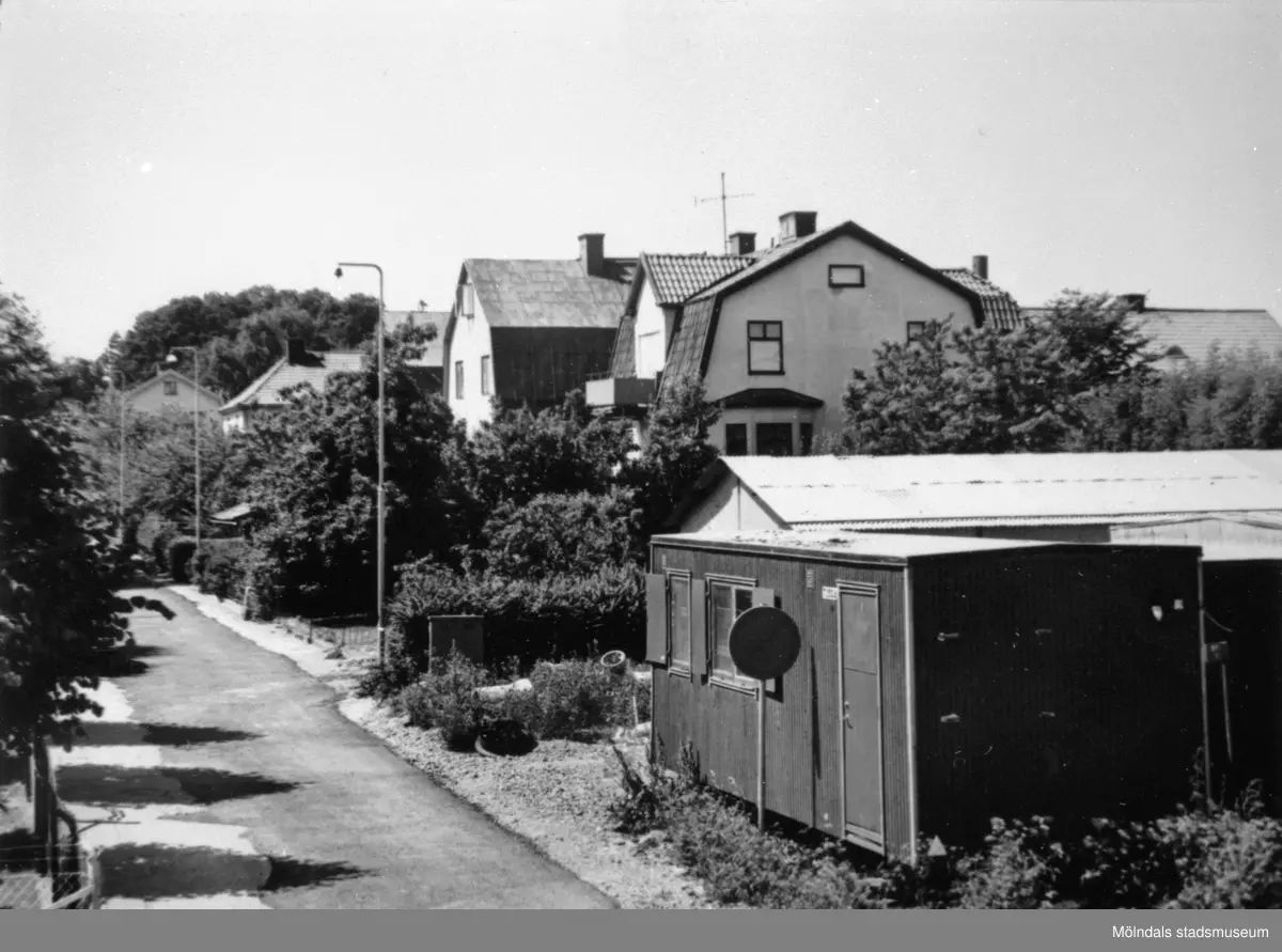 Barnhemsgatan innan husen revs inför bygget av Mölndals bro, 8 juli 1975.De hitersta husen är Barnhemsgatan 18 och 16 (f.d Ahlbergs skrädderi).