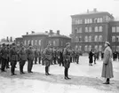 Från folkomröstningen i Saar, januari 1935.  En svensk trupp deltog i övervakningen och ett svenskt fältpostkontor inrättades i Saar.  Kronprins Gustaf Adolf inspekterar den svenska truppen, vid  Svea Livgarde, Linnégatan, Stockholm.  3:e fr. v. i första raden är fältpostmästare Sven Svenmark.