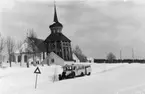 Bildiligenslinjen Mattmar - Svenstavik.  1920 - 1930-talet.
Vid Mattmar kyrka.  Omkring år 1936.