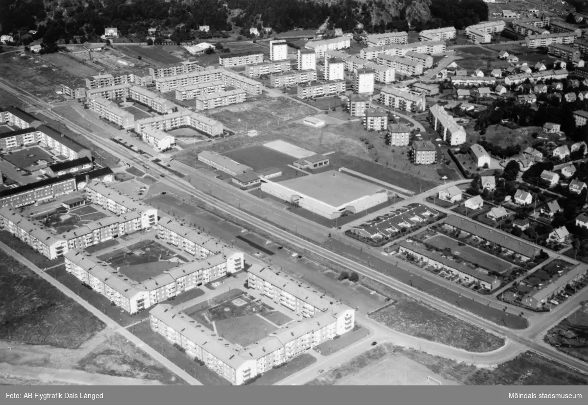 Flygfoto över Jungfruplatsen och Bosgården 1962. Toltorpsgatan delar områdena och Toltorpsdalen börjar längst upp till vänster i bild. Närmast ses Lerbrännarstigen, Fiskargatan och Lerbrännargatan.