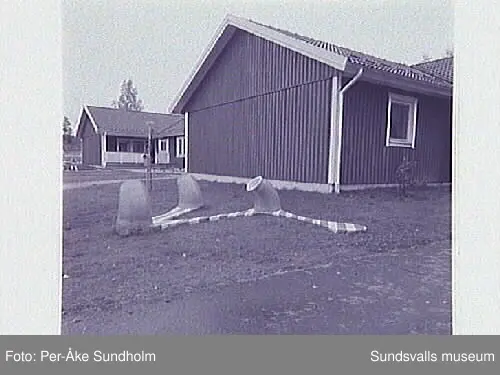 Betongskulptur av Karin Hansson.