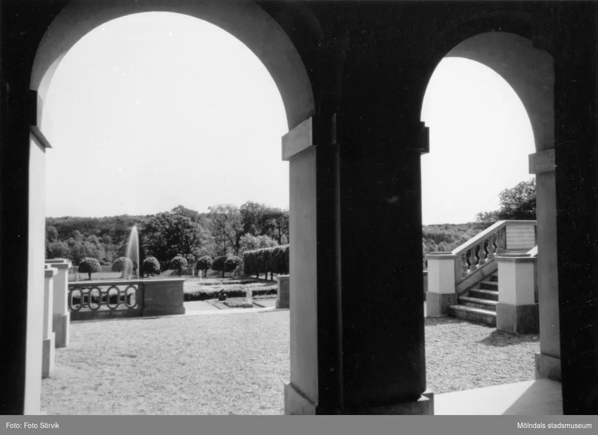 Två utav de tre sfäriska kupolvalven under altanen, mot Gunnebo slotts södra sida, 1956.