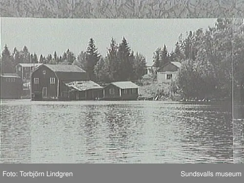 Vyer över fiskeläget, tagna av inventerare Torbjörn Lindgren omkring 1975. De ihopsatta bilderna kommer från Bengt Bygdén, stadsbyggnadskontoret.