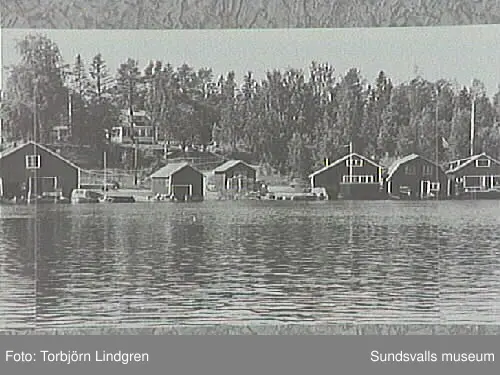 Vyer över fiskeläget, tagna av inventerare Torbjörn Lindgren omkring 1975. De ihopsatta bilderna kommer från Bengt Bygdén, stadsbyggnadskontoret.