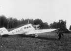 Den första flygningen startade den 18 juni 1928 från Stockholms då
enda användbara flygplats Barkarby.  Planet, en junkers F 13, flögs
av trafikflygare K.B Liljeberg och som flygpostiljon medöljde notarie
Olav Olsen, Generalpoststyrelsen.   År 1928 anordnades 5
nattpostflygningar å denna linje.  (Se artikel i Svenska Dagbladet
22/6 1928)   Planet startar från Barkarby.