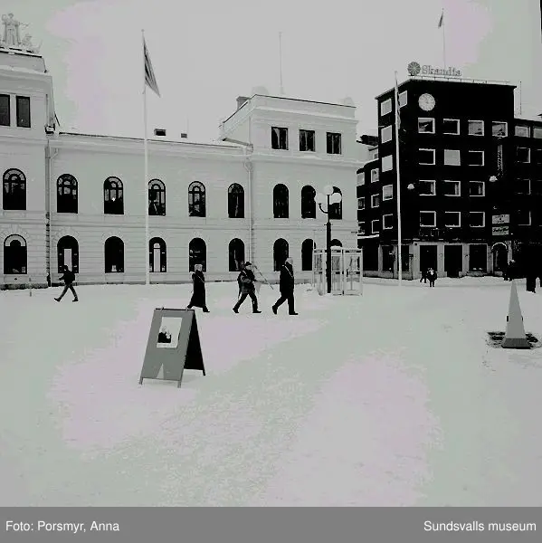 Ritualiserad föremålsnedläggning på torget.