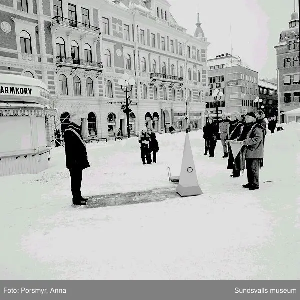 Ritualiserad föremålsnedläggning på torget.