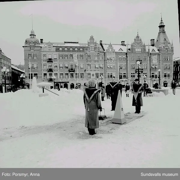 Ritualiserad nedläggning av föremål under plattorna på torget.