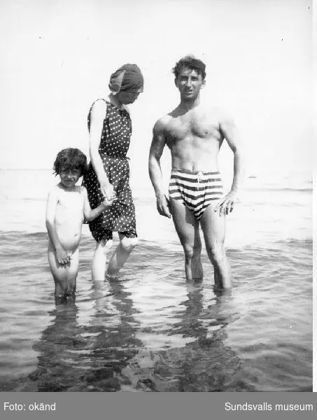 Sigrid Hjertén och Isaac Grünewald med sonen Iván i badet på Fanö, Danmark, 1917.