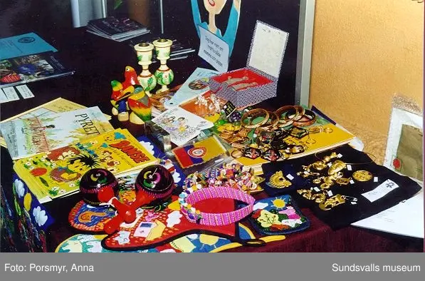 Barnkonventionens 10-årsfirande. Med skolbarn och föreningsliv, som medarrangörer. Se programmet Bild 19 på denna post.