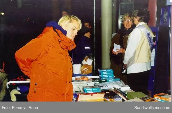 Barnkonventionens 10-årsfirande. Med skolbarn och föreningsliv, som medarrangörer. Se programmet Bild 19 på denna post.
