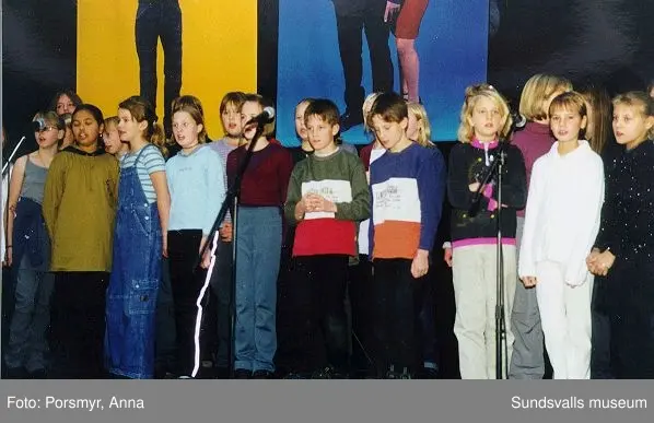 Barnkonventionens 10-årsfirande. Med skolbarn och föreningsliv, som medarrangörer. Se programmet Bild 19 på denna post.