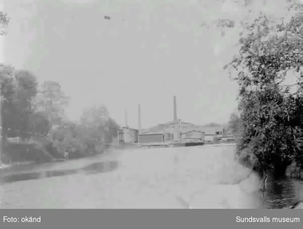 Fotografier med koppling till Högoms tegelbruk (ägare AB Erik Laurents 1897-1962).