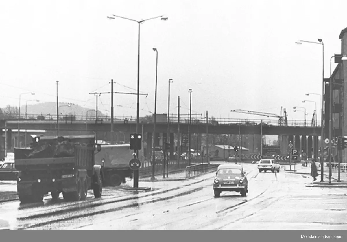 Vy av vägomläggning i samband med brobygget, ca 1975. Man ser Göteborgsvägen och i söder Mölndalsbro eller Kvarnbygatsviadukten.