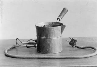 Lacksmältningsapparat, elektrisk, använd vid Linköpings postkontor.  1910-talet?
