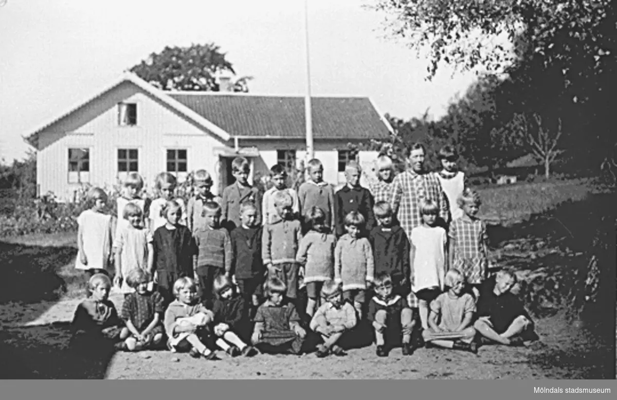 Gamla Liveredskolans 1:a och 2:a klass med lärarinnan Hulda Holmén år 1926 -1927. Samtliga elever är födda 1919 - 1920.
Övre rad från vänster: 1. Ulla Thalenius, 2. Britta Fredriksson, 3. Astrid Andersson, 4. Åke Eliasson, 5. Åke Eklund, 6. Arne Andersson-Ingelhammar, 7. Karl Arne Larsson, 8. Lennart Ahlström, 9. Jane Bengtsson, 10. Lärarinnan Hulda Holmén och 11. Maj Britt Pettersson.
Mellanraden: 1. Mimmi Bengtsson, 2. Elsa Andersson, 3. Gunnar Larsson, 4. Einar Larsson, 5. Bertil Nilsson, 6. Gösta Gottfridsson, 7. Karl Erik Gottfridsson, 8. Karl Erik Tranberg, 9. Nellie Gustafsson och 10. Märta Andersson.
Sittande: 1. Märta Josefsson, 2. Elin Josefsson, 3. Rut Karlsson, 4. Ingrid Talinsson, 5. Edit Johansson, 6. Ragnar Larsson, 7. Hugo Verner Brorsson, 
8. Linnéa Fredriksson och 9. Helge Lundqvist.