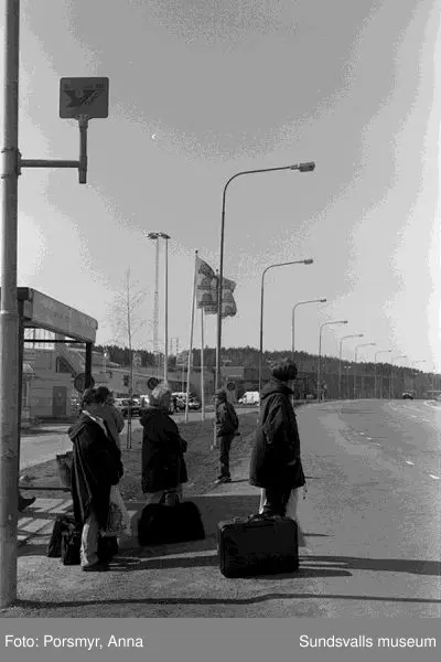 Dokumentation av en bussresa med Y-bussen Sundsvall - Stockholm tur och retur, 1998.Se bildtexter och fotoprotokoll.