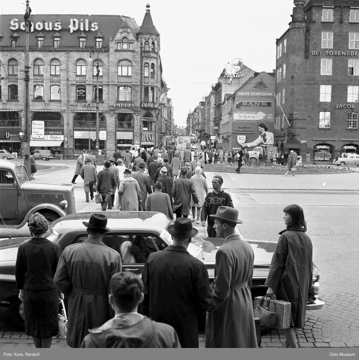 torg, gateløp, bygårder, mennesker, morgentrafikk, biler, gavlreklame, lysreklame