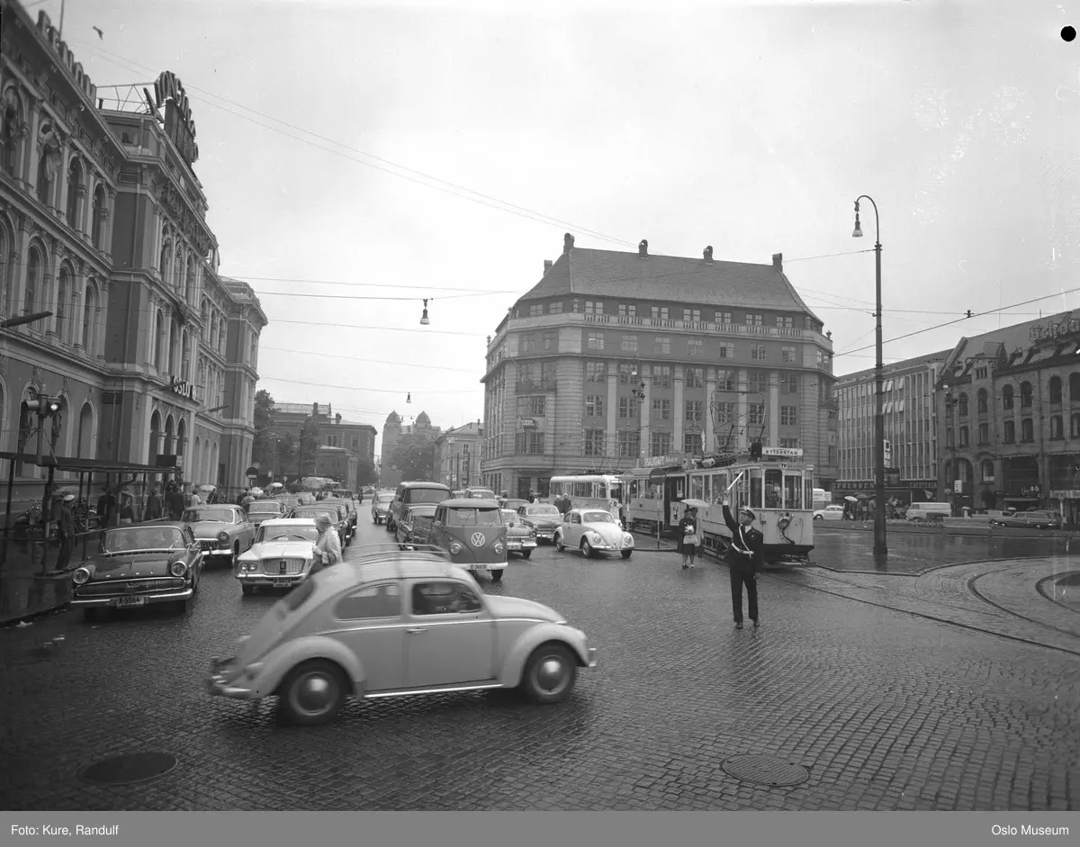 torg, biler, trikk, trafikkpoliti, Østbanestasjonen, forretningsgårder