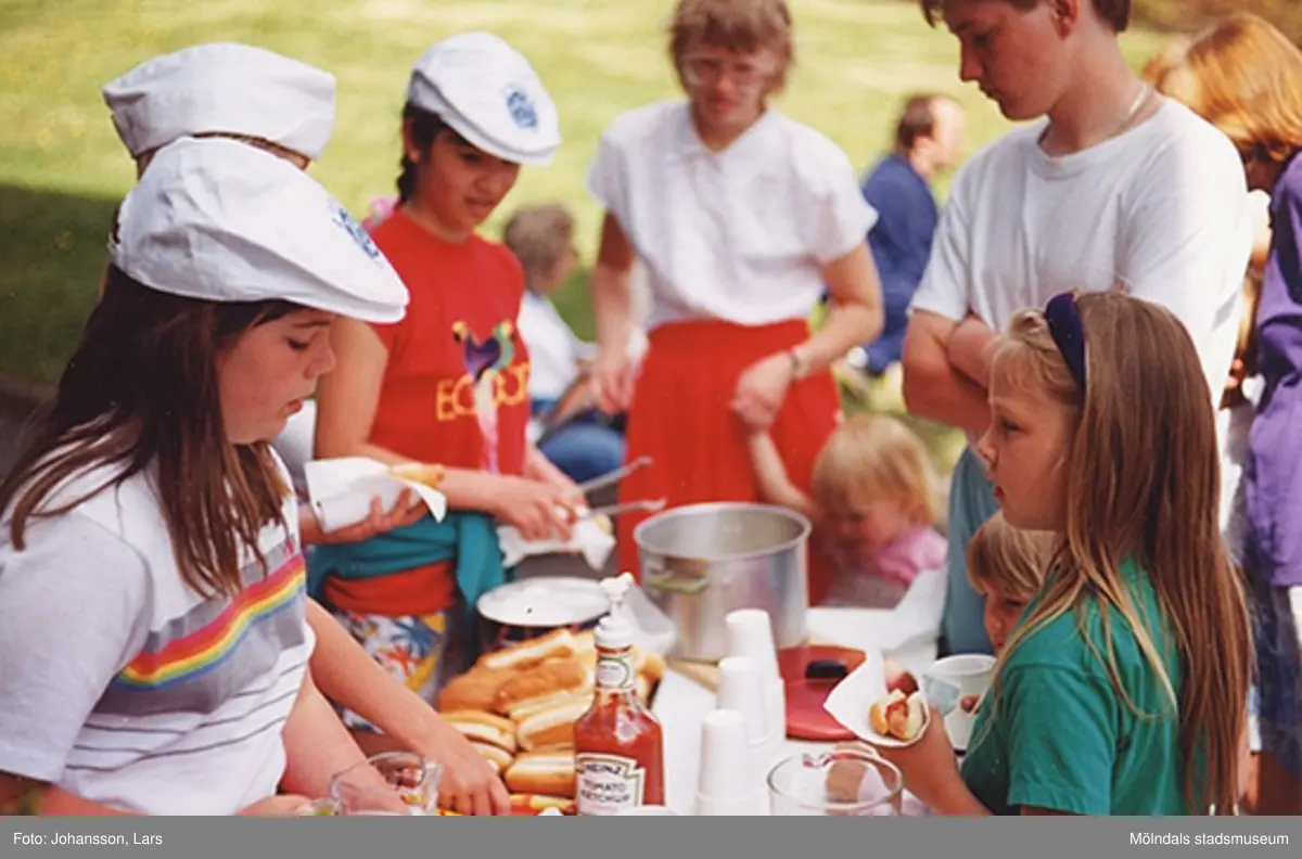 En av bostadsrättsföreningen Tegens gårdsfester 1989. Man hade bland annat korvservering, poängpromenad, spel, tävlingar, sång- och musikunderhållning m.m. Flickan till vänster är fotografens dotter.