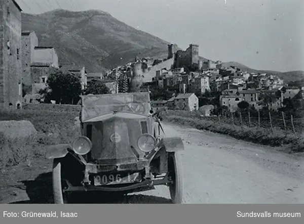 Familjen Grünewald/Hjerténs första bil, en Renault, i Issoire i sydvästra Frankrike, 1924..