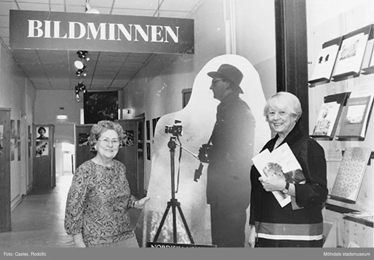 Invigning 1993-12-12 av utställningarna "KW Gullers Bildminnen" samt "Ett familjealbum från Mölndal". Fr v: Astrid Garthman och Ingvor Gullers (hållandes ett foto av maken KW Gullers under armen).