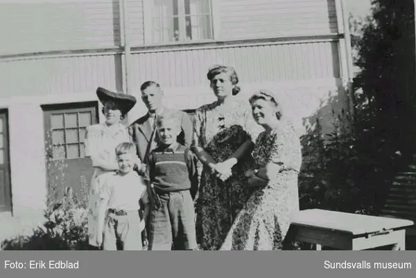 Okänd, Bernt Edblad, okänd, Tord och Sigrid Ödlund och Siri Edblad på gården till familjen Edblads hem, Södermalmsgatan 8. Familjen bodde här 1939 - 1960. Sigrid Ödlund var moster till Siri Edblad. Fastigheten ägdes av Helfrid Renström, som bodde i husets undervåning.