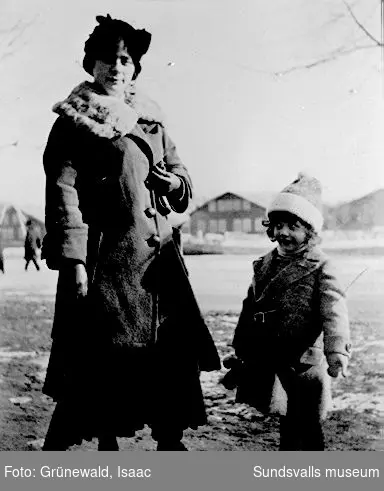 Dora Grünewald (syster till Isaac och faster till Iván) ooch Iván Grünewald på promenad, vårvintern 1915.