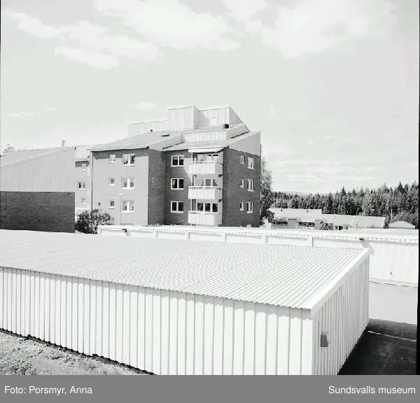 Bostadsrättsföreningen Champinjonen, Granloholm. Bild 01- 02, utsikt från höghuset, Kungsbackavägen 55 ner över gård 3. Bild 03 - 04, utsikt från höghuset Kungsbackavägen 1. Bild 05, höghuset Kungsbackavägen 1, gård 1. Bild 06, garage och gård 2. Bild 07, infart till gård 2. Bild 08, garage och höghuset, gård 3. Bild 09 - 11, utsikt från höghuset, gård 3. Bild 12, höghuset Kungsbackavägen 55, gård 3, balkongsidan åt  SV.