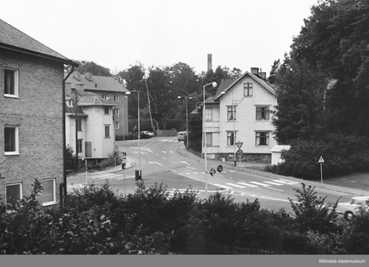 I förgrunden till vänster ses del av fastigheten längst upp på Tempelgatan. Nästkommande vita byggnad är Joel Jakobssons järnhandel som låg mitt i rondellen.